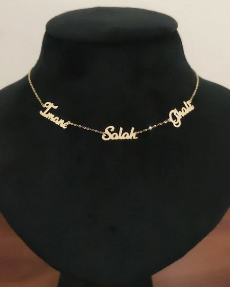 Chocker avec 3 prénoms (petite taille) avec écriture élégante en Or 18 carats