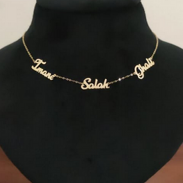 Chocker avec 3 prénoms (petite taille) avec écriture élégante en Or 18 carats